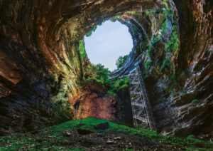 Le trou du diable, la tour escalier adossée à la paroi - Photo © C. Gerigk