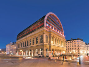 Vue extérieure de l’Opéra de Lyon – Photo © Stofleth