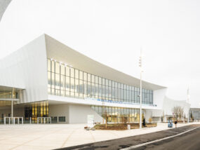 Palais des congrès, accès public, parvis – Photo © 11 h 45