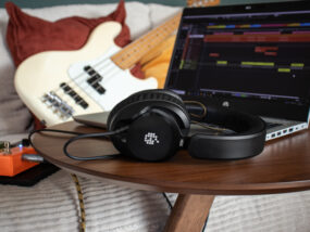 adam-audio-h200-headphone-lifestyle-photo-home-recording